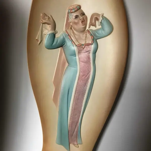 Foto de um(a) Antigo Par De Placas Biscuit Faiança V.I.B.I. Torino Itália, da categoria de Objetos de parede esculturais. Par de grandes e decorativas placas Art Deco em faiança/biscuit feitas à mão, da famosa manufatura V.I.B.I. Torino, Italy.... Mostrado de uma perspectiva diferente. Vendido no marketplace Trésors.