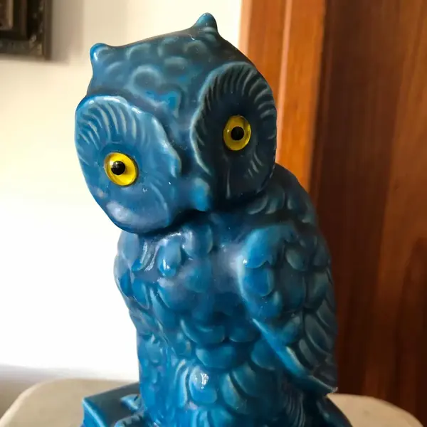 Foto de um(a) Antiga Escultura Porcelana Coruja Com Livros - Sabedoria, da categoria de Modelos e estatuetas. Linda escultura de coruja com livros, símbolo da sabedoria, em porcelana vitrificada, com olhos de cristal. Medidas 17x12cm. Mostrado de uma perspectiva diferente. Vendido no marketplace Trésors.