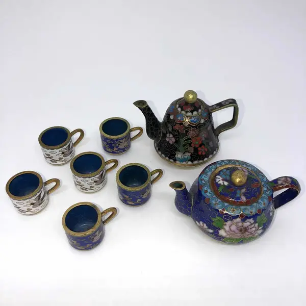Foto de um(a) Antigas Miniaturas Conjunto De Chá Em Bronze Cloisonné, da categoria de Outros colecionáveis. Contem 2 bules que medem 6x8cm E 6 canequinhas, todas as peças em bronze esmaltadas à mão, uma arte!. Mostrado de uma perspectiva diferente. Vendido no marketplace Trésors.