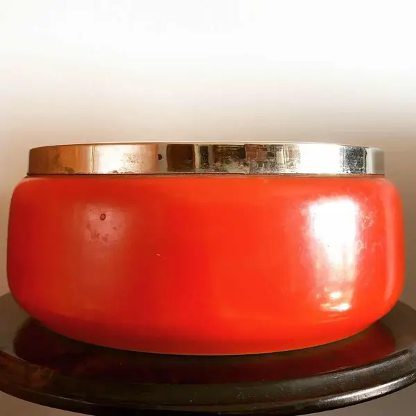 Foto de um(a) Antiga Rara Saladeira Art Deco Opalina E Metal Wmf, da categoria de Travessas e tigelas. Antiga e rara saladeira Art Deco, em opalina com borda em metal prateado, possivelmente WMF. Década de 1950-60. Altura... Mostrado de uma perspectiva diferente. Vendido no marketplace Trésors.