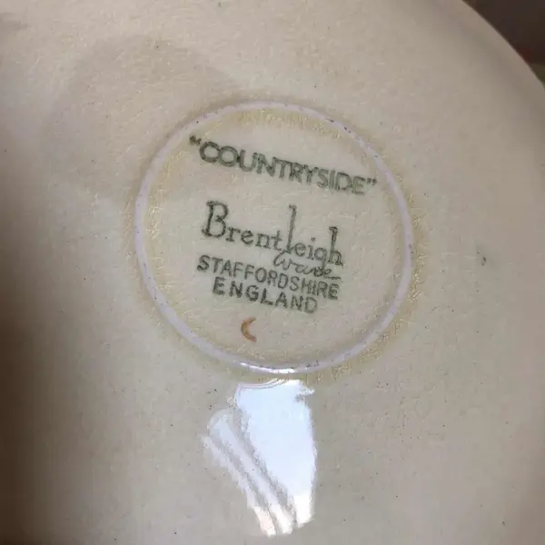 Foto de um(a) Antigo Conjunto Café Chá Porcelana Inglesa Brentleigh Ware, da categoria de Conjuntos de café e chá. Antigo e muito decorativo jogo de café ou chá Art Deco em porcelana Inglesa Brentleigh Ware Staffordshire. O nome dessa... Mostrado de uma perspectiva diferente. Vendido no marketplace Trésors.