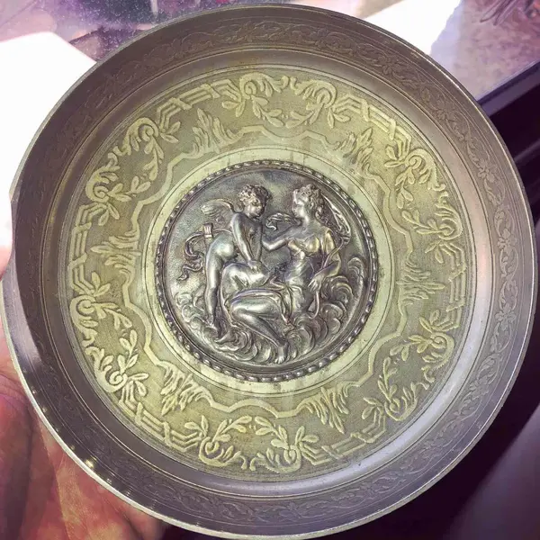 Foto de um(a) Antigo Porta Cartões Bowl Fruteirinha Em Metal Francês, da categoria de Pratos Decorativos. Antigo porta cartões, fruteirinha, em metal francês prateado, com lindo trabalho feito à mão no metal e medalhão central... Mostrado de uma perspectiva diferente. Vendido no marketplace Trésors.