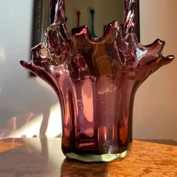Foto de um(a) Antiga Grande Cesta Art Deco Em Murano Italiano Feito À Mão, da categoria de Cestos e Caixas. Antiga e linda cesta em Murano italiano, feita à mão. Peça muito decorativa. Art Deco. Medidas 35x18cm. Mostrado de uma perspectiva diferente. Vendido no marketplace Trésors.