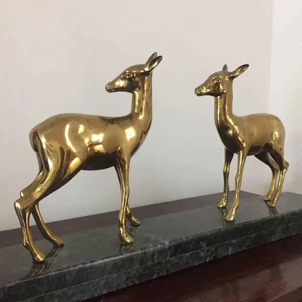 Foto de um(a) Antiga Escultura Francesa Alces Veados Em Bronze Art Deco, da categoria de Escultura. Imponente e perfeito bloco Art Deco com figuras de veados em bronze, base em mármore italiano. França, meados de... Mostrado de uma perspectiva diferente. Vendido no marketplace Trésors.