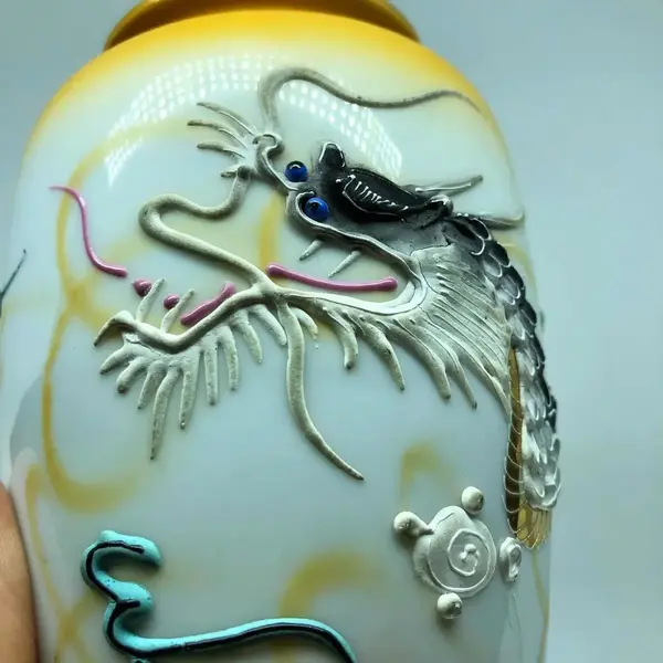 Foto de um(a) Antigo Vaso Com Dragão Em Porcelana Japonesa Pintado À Mão, da categoria de Vasos. Antigo e diferente vaso em porcelana japonesa, pintado à mão com linda figura de dragão em alto relevo. Meados do século XX.... Mostrado de uma perspectiva diferente. Vendido no marketplace Trésors.