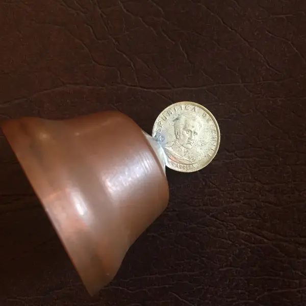 Foto de um(a) Antigos Sinos De Mesa, da categoria de Outros colecionáveis. Coleção com 3 sinos antigos. Todos em ótimo estado. Mostrado de uma perspectiva diferente. Vendido no marketplace Trésors.