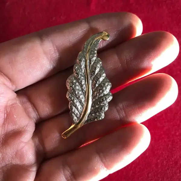 Foto de um(a) Fino Broche No Formato De Folha Banhado A Ouro, da categoria de Outros colecionáveis. Peça feita à mãoaproximadamente 5cm. Mostrado de uma perspectiva diferente. Vendido no marketplace Trésors.