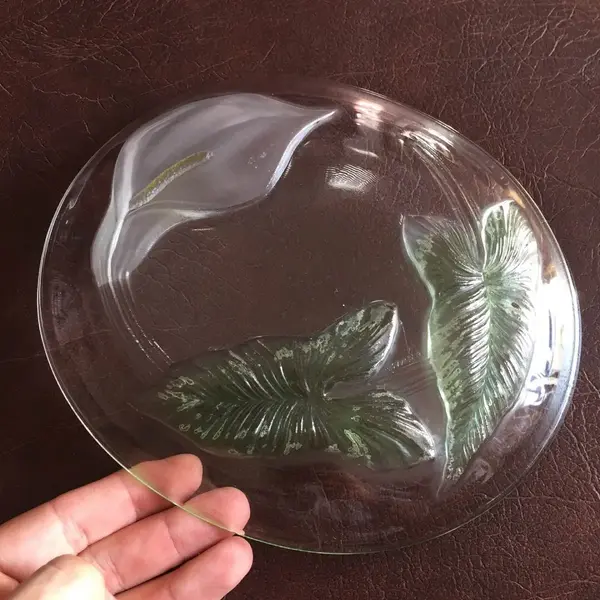 Foto de um(a) Antigo Centro De Mesa Fruteira Em Cristal Francês Selado, da categoria de Centro de mesa. Maravilhoso centro de mesa em fino cristal francês lapidado à mão. Peça selada e perfeita. Mede: 20 x 18cm. Mostrado de uma perspectiva diferente. Vendido no marketplace Trésors.