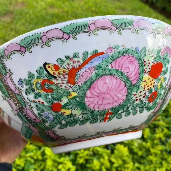 Foto de um(a) Antigo Grande Bowl Centro De Mesa Porcelana Oriental Mandarim, da categoria de Travessas e tigelas. Antigo centro de mesa em porcelana artística Chinesa. Decoração Mandarim, pintado à mão, com filetes de ouro. Meados do... Mostrado de uma perspectiva diferente. Vendido no marketplace Trésors.