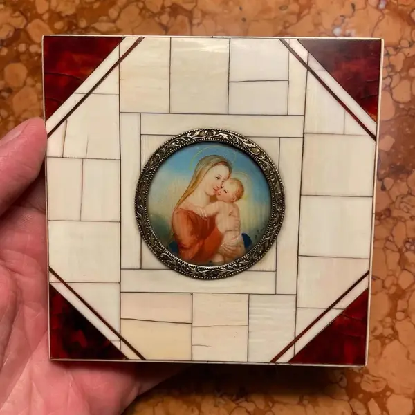 Foto de um(a) Miniature Portrait Antigo Raro Quadrinho Arte Sacra, da categoria de Objetos religiosos e espirituais. Miniature Portrait. Antigo quadrinho Europeu pintado à mão em folha de marfim. Moldura também marfim com casco de tartaruga... Mostrado de uma perspectiva diferente. Vendido no marketplace Trésors.