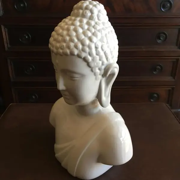 Foto de um(a) Antigo Busto Escultura Oriental Buda Em Porcelana Japonesa, da categoria de Escultura. Imponente busto de Buda em porcelana oriental. Em perfeito estado.Medidas : 27x20cm. Mostrado de uma perspectiva diferente. Vendido no marketplace Trésors.