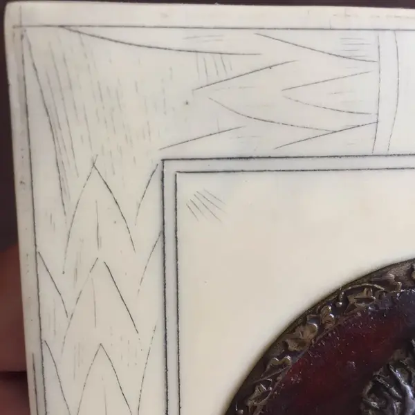 Foto de um(a) Arte Sacra Antigo Quadro Cristo Em Pétit Bronze Francês, da categoria de Objetos religiosos e espirituais. Lindo quadrinho com moldura de marfim trabalhado e medalhão de Cristo em pétit bronze francês, com couro e argola em bronze.... Mostrado de uma perspectiva diferente. Vendido no marketplace Trésors.