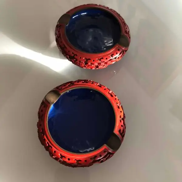 Foto de um(a) Antigo Par De Cinzeiros Chineses Em Laca Oriental Cinnabar, da categoria de Cinzeiros. Antigos e lindos cinzeiros orientais feitos à mão em Cloisonné, laca vermelha dita Cinnabar. Decorados com flores e... Mostrado de uma perspectiva diferente. Vendido no marketplace Trésors.