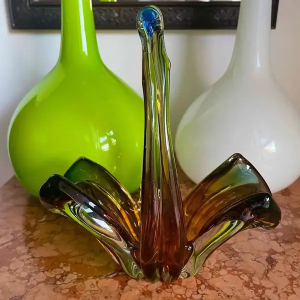 Foto de um(a) Antiguidade Cesta Decorativa Em Murano Italiano Art Deco, da categoria de Cestos e Caixas. Antiga cesta decorativa em legítimo Murano Italiano, peça feita à mão. Lindas cores. Período Art Deco. Medidas 20x19cm. Mostrado de uma perspectiva diferente. Vendido no marketplace Trésors.