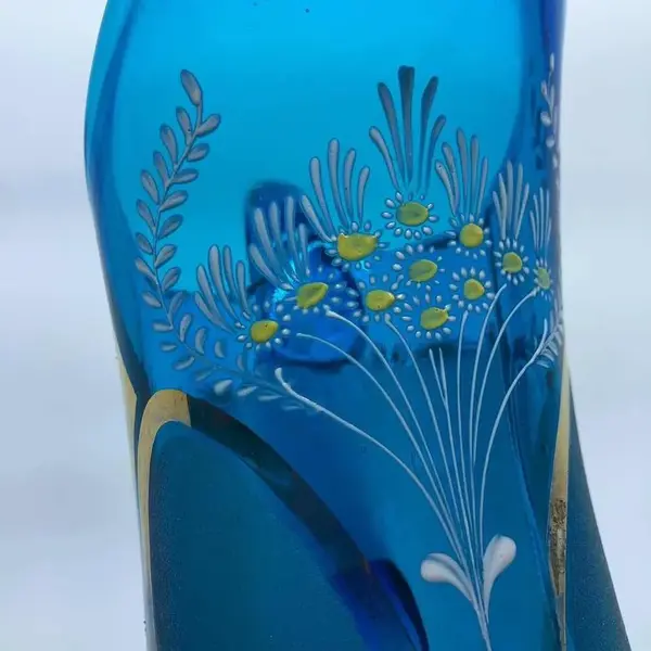 Foto de um(a) Antiga Grande Jarra Em Vidro Veneziano Azul Art Nouveau, da categoria de Jarros. Antiga e grande jarra artística em vidro veneziano soufflé gomado, pintada à mão, decoração floral com esmalte branco e fios... Mostrado de uma perspectiva diferente. Vendido no marketplace Trésors.