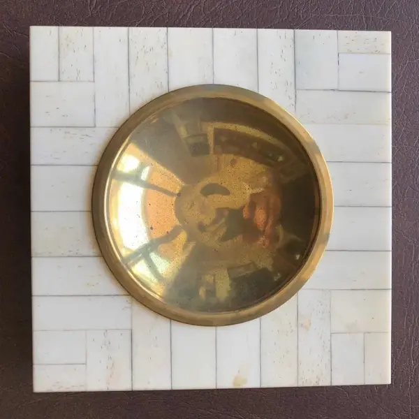 Foto de um(a) Elegante Porta-cartões Cinzeiro Estilo Art Deco, da categoria de Cinzeiros. Elegante porta-cartões, também pode ser um cinzeiro em folhas de marfim com bronze. Estilo Art Deco. Diâmetro 16cm. Mostrado de uma perspectiva diferente. Vendido no marketplace Trésors.