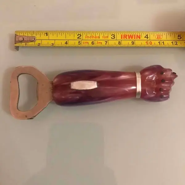 Foto de um(a) Antigo Abridor De Garrafa Figa Art Deco Em Baquelita, da categoria de Abridores de garrafas. Antigo abridor de garrafas em formato de figa em Baquelita.aprox 12cm. Mostrado de uma perspectiva diferente. Vendido no marketplace Trésors.