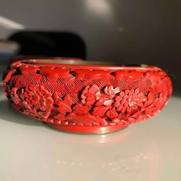 Foto de um(a) Antigo Par De Cinzeiros Chineses Em Laca Oriental Cinnabar, da categoria de Cinzeiros. Antigos e lindos cinzeiros orientais feitos à mão em Cloisonné, laca vermelha dita Cinnabar. Decorados com flores e... Mostrado de uma perspectiva diferente. Vendido no marketplace Trésors.