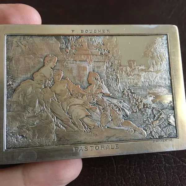 Foto de um(a) Antigas Caixinhas Porta Jóias Franceses Prata Bronze Ormolu, da categoria de Porta-Jóias. Par de caixinhas porta-joias em bronze, com partes banhada a prata e ouro ormolu. Assinadas, com o nome da obra. França,... Mostrado de uma perspectiva diferente. Vendido no marketplace Trésors.