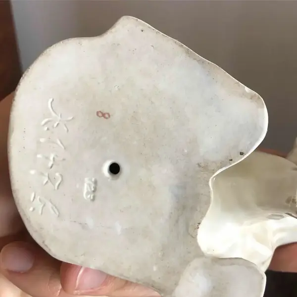 Foto de um(a) Antigo Bloco Escultórico Bibelô De Urso Porcelana Alemã, da categoria de Escultura. Lindo e decorativo bloco escultórico representando urso polar, peça muito colecionável, em fina porcelana alemã. Impecável.... Mostrado de uma perspectiva diferente. Vendido no marketplace Trésors.