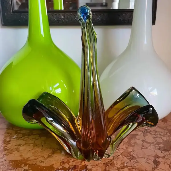 Foto de um(a) Antiguidade Cesta Decorativa Em Murano Italiano Art Deco, da categoria de Cestos e Caixas. Antiga cesta decorativa em legítimo Murano Italiano, peça feita à mão. Lindas cores. Período Art Deco. Medidas 20x19cm. Mostrado de uma perspectiva diferente. Vendido no marketplace Trésors.