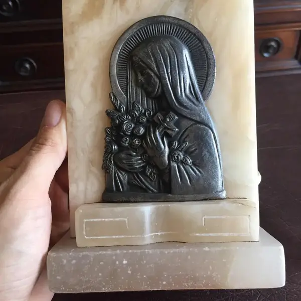 Foto de um(a) Arte Sacra Antiga Luminária Abajur Alabastro Santa Terezinha, da categoria de Abajures. Arte sacra antiga. Magnífica luminária francesa de alabastro/mármore com placa de Santa Terezinha em pétit bronze francês.... Mostrado de uma perspectiva diferente. Vendido no marketplace Trésors.