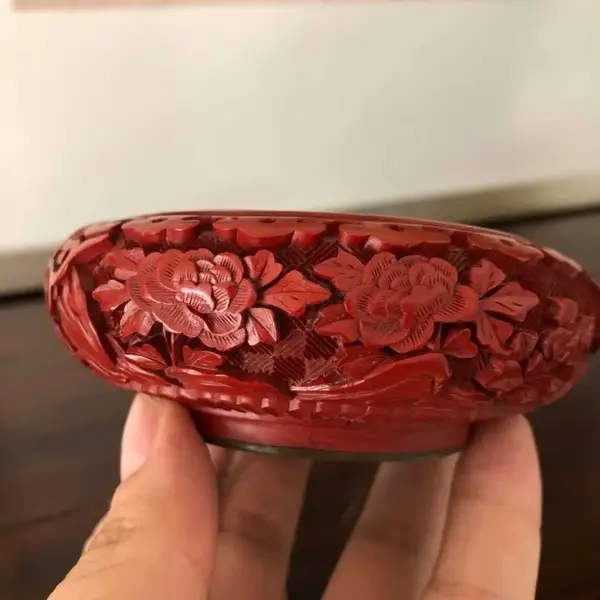 Foto de um(a) Antigo Par De Cinzeiros Chineses Em Laca Oriental Cinnabar, da categoria de Cinzeiros. Antigos e lindos cinzeiros orientais feitos à mão em Cloisonné, laca vermelha dita Cinnabar. Decorados com flores e... Mostrado de uma perspectiva diferente. Vendido no marketplace Trésors.