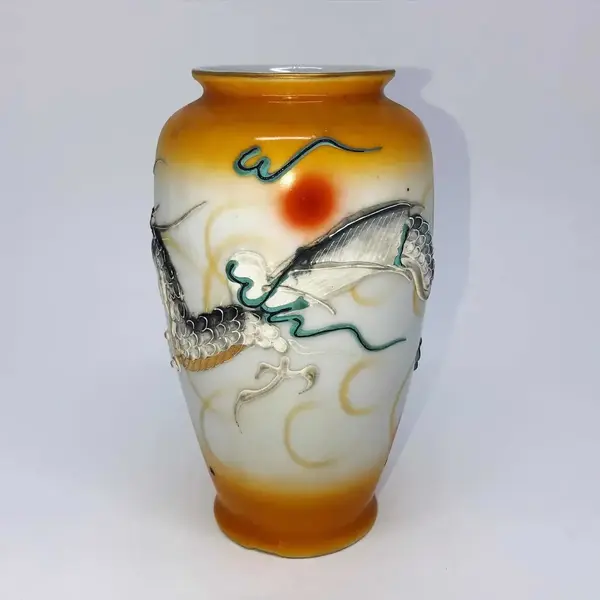 Foto de um(a) Antigo Vaso Com Dragão Em Porcelana Japonesa Pintado À Mão, da categoria de Vasos. Antigo e diferente vaso em porcelana japonesa, pintado à mão com linda figura de dragão em alto relevo. Meados do século XX.... Mostrado de uma perspectiva diferente. Vendido no marketplace Trésors.