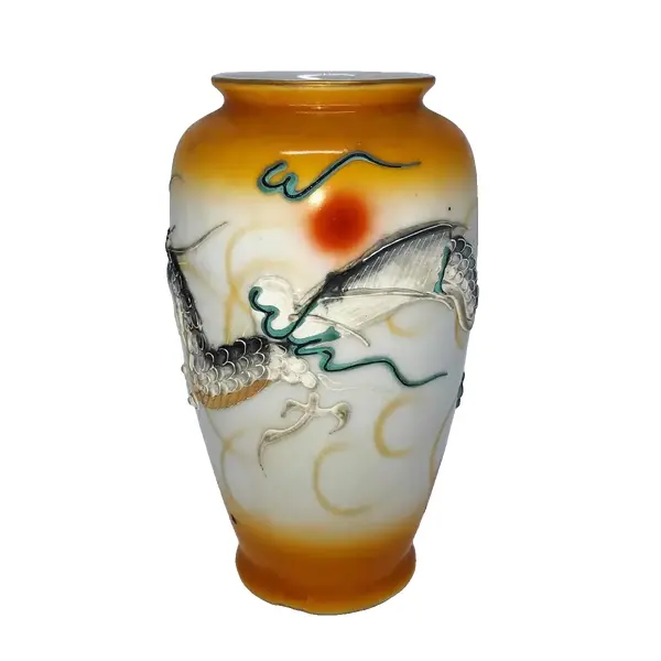 Foto de um(a) Antigo Vaso Com Dragão Em Porcelana Japonesa Pintado À Mão, da categoria de Vasos. Antigo e diferente vaso em porcelana japonesa, pintado à mão com linda figura de dragão em alto relevo. Meados do século XX.... Vendido no marketplace Trésors.