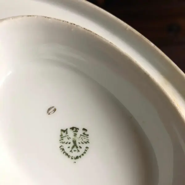 Foto de um(a) Antiga E Rara Molheira Em Fina Porcelana Tcheca, da categoria de Garrafas, potes e jarros. Linda e elegante molheira em fina porcelana czechoslovakia, ricamente decorado com flores e acabamos com frisos em ouro.... Mostrado de uma perspectiva diferente. Vendido no marketplace Trésors.