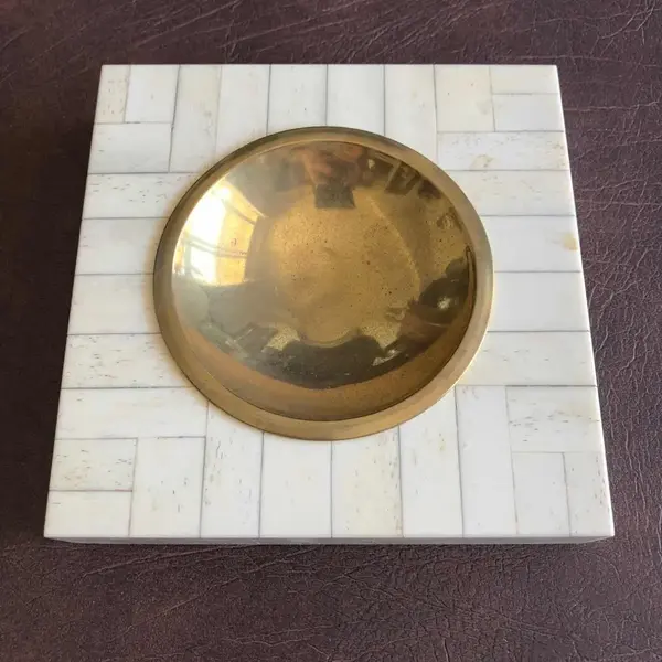 Foto de um(a) Elegante Porta-cartões Cinzeiro Estilo Art Deco, da categoria de Cinzeiros. Elegante porta-cartões, também pode ser um cinzeiro em folhas de marfim com bronze. Estilo Art Deco. Diâmetro 16cm. Mostrado de uma perspectiva diferente. Vendido no marketplace Trésors.