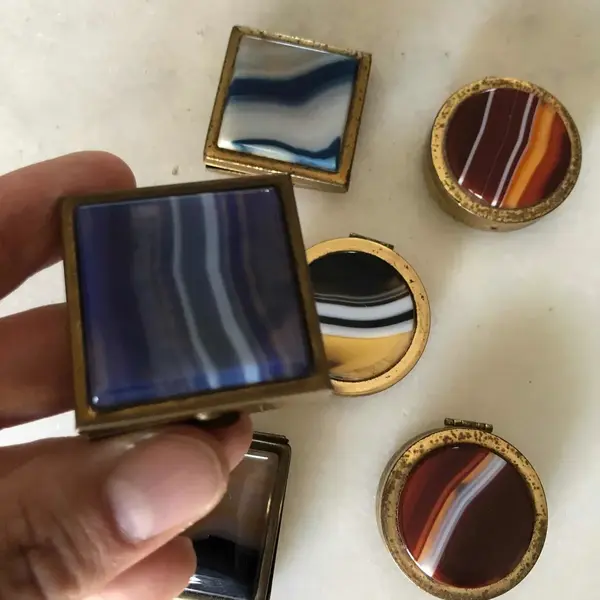 Foto de um(a) Coleção Com 6 Caixinhas Porta Comprimido Com Pedra Ágata, da categoria de Cestos e Caixas. Conjunto com 6 caixinhas de coleção ou porta comprimidos, com armação em metal dourado, e tampa com legítima pedra... Mostrado de uma perspectiva diferente. Vendido no marketplace Trésors.