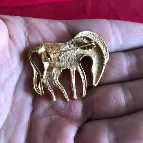 Foto de um(a) Antigo Broche De Zebra Dourado Estilo Art Deco, da categoria de Outros colecionáveis. Com aproximadamente 2cm. Mostrado de uma perspectiva diferente. Vendido no marketplace Trésors.