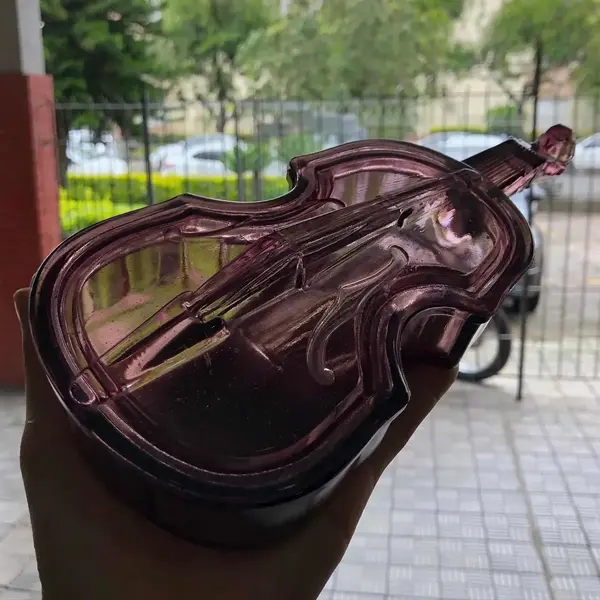 Foto de um(a) Antiga Rara Caixa Porta Jóias Art Deco Em Cristal Tcheco, da categoria de Porta-Jóias. Antiga e grande caixa em cristal tcheco, no formato de violino. Peça muito decorativa e diferente. Perito Art Deco. Década... Mostrado de uma perspectiva diferente. Vendido no marketplace Trésors.