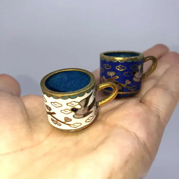 Foto de um(a) Antigas Miniaturas Conjunto De Chá Em Bronze Cloisonné, da categoria de Outros colecionáveis. Contem 2 bules que medem 6x8cm E 6 canequinhas, todas as peças em bronze esmaltadas à mão, uma arte!. Mostrado de uma perspectiva diferente. Vendido no marketplace Trésors.