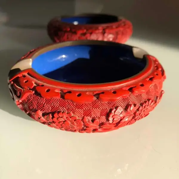 Foto de um(a) Antigo Par De Cinzeiros Chineses Em Laca Oriental Cinnabar, da categoria de Cinzeiros. Antigos e lindos cinzeiros orientais feitos à mão em Cloisonné, laca vermelha dita Cinnabar. Decorados com flores e... Mostrado de uma perspectiva diferente. Vendido no marketplace Trésors.