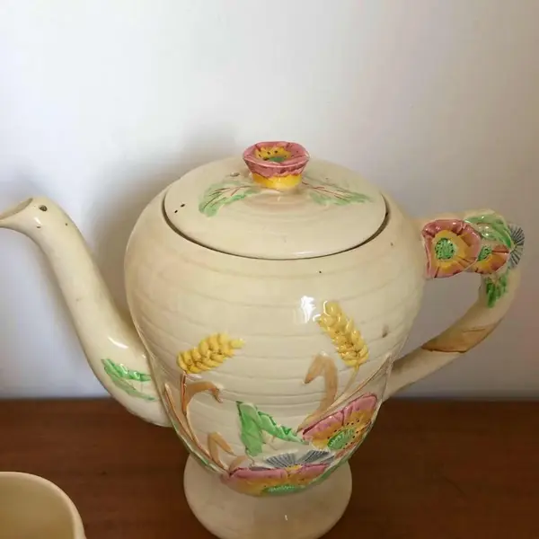 Foto de um(a) Antigo Conjunto Café Chá Porcelana Inglesa Brentleigh Ware, da categoria de Conjuntos de café e chá. Antigo e muito decorativo jogo de café ou chá Art Deco em porcelana Inglesa Brentleigh Ware Staffordshire. O nome dessa... Mostrado de uma perspectiva diferente. Vendido no marketplace Trésors.