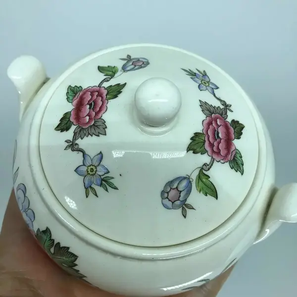 Foto de um(a) Antigo Açucareiro Leiteira Porcelana Inglesa Wedgwood, da categoria de Leiteira. Wedgwood. Açucareiro e leiteira em finíssima porcelana inglesa, manufatura Wedgwood. Com linda decoração floral feita à mão... Mostrado de uma perspectiva diferente. Vendido no marketplace Trésors.