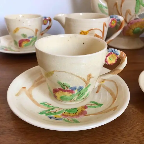 Foto de um(a) Antigo Conjunto Café Chá Porcelana Inglesa Brentleigh Ware, da categoria de Conjuntos de café e chá. Antigo e muito decorativo jogo de café ou chá Art Deco em porcelana Inglesa Brentleigh Ware Staffordshire. O nome dessa... Mostrado de uma perspectiva diferente. Vendido no marketplace Trésors.