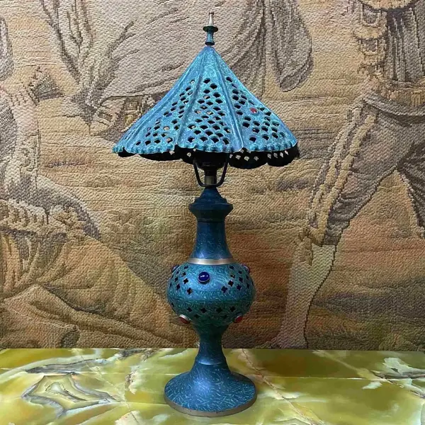 Foto de um(a) Antigo Raro Abajur Luminária De Mesa Bronze Europeu Art Deco, da categoria de Abajures. Antigo e especial abajur Europeu em bronze patinado com aplicação de pedras coloridas. Meados do século XX. Medidas 45x22cm. Mostrado de uma perspectiva diferente. Vendido no marketplace Trésors.