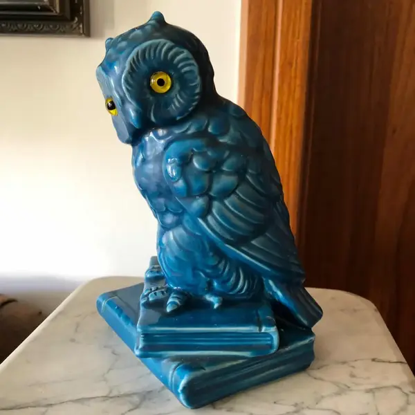 Foto de um(a) Antiga Escultura Porcelana Coruja Com Livros - Sabedoria, da categoria de Modelos e estatuetas. Linda escultura de coruja com livros, símbolo da sabedoria, em porcelana vitrificada, com olhos de cristal. Medidas 17x12cm. Mostrado de uma perspectiva diferente. Vendido no marketplace Trésors.