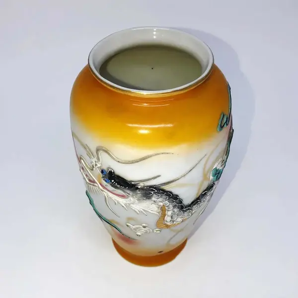 Foto de um(a) Antigo Vaso Com Dragão Em Porcelana Japonesa Pintado À Mão, da categoria de Vasos. Antigo e diferente vaso em porcelana japonesa, pintado à mão com linda figura de dragão em alto relevo. Meados do século XX.... Mostrado de uma perspectiva diferente. Vendido no marketplace Trésors.