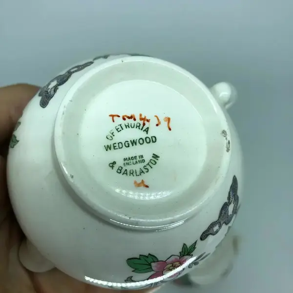 Foto de um(a) Antigo Açucareiro Leiteira Porcelana Inglesa Wedgwood, da categoria de Leiteira. Wedgwood. Açucareiro e leiteira em finíssima porcelana inglesa, manufatura Wedgwood. Com linda decoração floral feita à mão... Mostrado de uma perspectiva diferente. Vendido no marketplace Trésors.