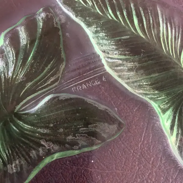 Foto de um(a) Antigo Centro De Mesa Fruteira Em Cristal Francês Selado, da categoria de Centro de mesa. Maravilhoso centro de mesa em fino cristal francês lapidado à mão. Peça selada e perfeita. Mede: 20 x 18cm. Mostrado de uma perspectiva diferente. Vendido no marketplace Trésors.