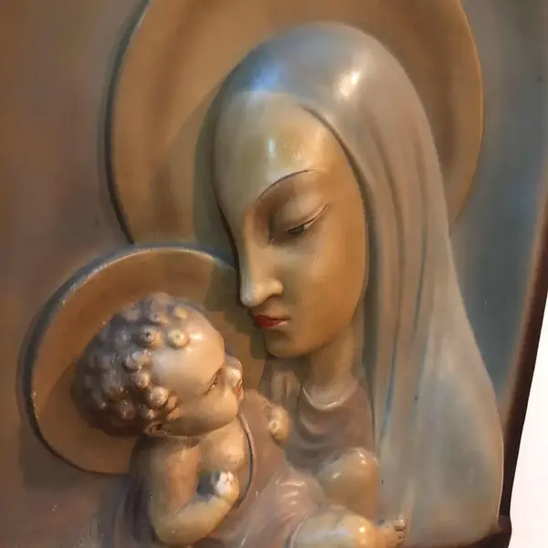Foto de um(a) Antiga Escultura De Parede Virgem Cerâmica Italiana Art Deco, da categoria de Objetos de parede esculturais. Madonna e bambino. Lindo e grande quadro/placa de parede, estilo Art Deco, feita a mão em cerâmica italiana, ricamente... Mostrado de uma perspectiva diferente. Vendido no marketplace Trésors.