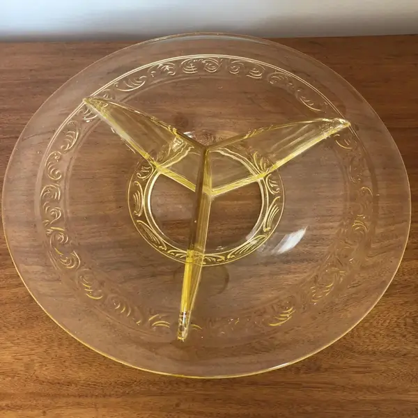 Foto de um(a) Antiga Rara Petisqueira Art Deco Cristal Francês Amarelo, da categoria de Travessas e tigelas. Linda peça e raro modelo, em cristal francês, período Art Deco, década de 1930. Impecável!! Altura 8cmDiâmetro 29cm. Mostrado de uma perspectiva diferente. Vendido no marketplace Trésors.