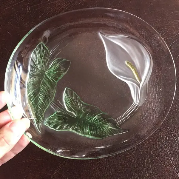 Foto de um(a) Antigo Centro De Mesa Fruteira Em Cristal Francês Selado, da categoria de Centro de mesa. Maravilhoso centro de mesa em fino cristal francês lapidado à mão. Peça selada e perfeita. Mede: 20 x 18cm. Mostrado de uma perspectiva diferente. Vendido no marketplace Trésors.