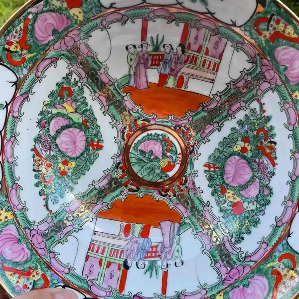 Foto de um(a) Antigo Grande Bowl Centro De Mesa Porcelana Oriental Mandarim, da categoria de Travessas e tigelas. Antigo centro de mesa em porcelana artística Chinesa. Decoração Mandarim, pintado à mão, com filetes de ouro. Meados do... Mostrado de uma perspectiva diferente. Vendido no marketplace Trésors.