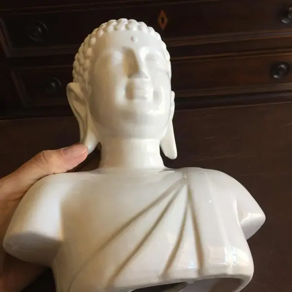 Foto de um(a) Antigo Busto Escultura Oriental Buda Em Porcelana Japonesa, da categoria de Escultura. Imponente busto de Buda em porcelana oriental. Em perfeito estado.Medidas : 27x20cm. Mostrado de uma perspectiva diferente. Vendido no marketplace Trésors.