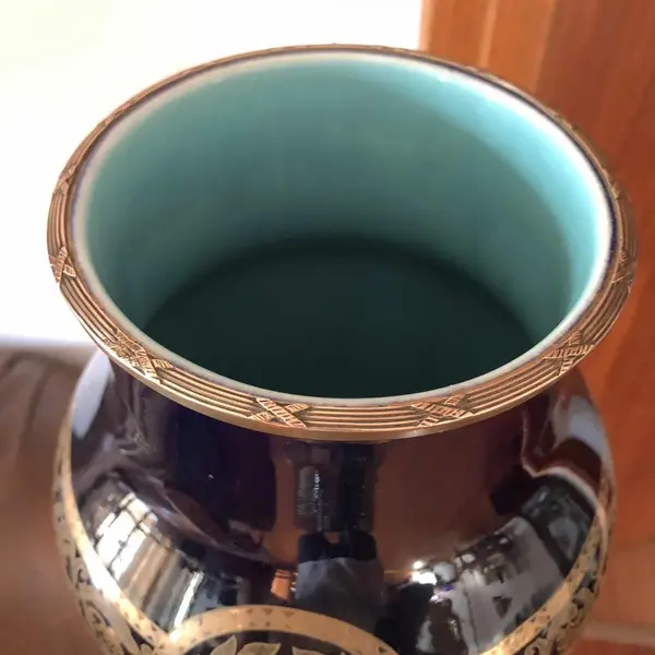 Foto de um(a) Antigo Vaso Jarro Ânfora Clássico Porcelana Sarreguemines, da categoria de Vasos. Importante vaso azul artístico em porcelana francesa Sarreguemines, pintado à mão e ornamentado com bronze. Peça toda... Mostrado de uma perspectiva diferente. Vendido no marketplace Trésors.